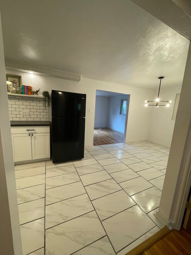 La cocina se integra con la sala de estar. - 1116 Arkansas Ave