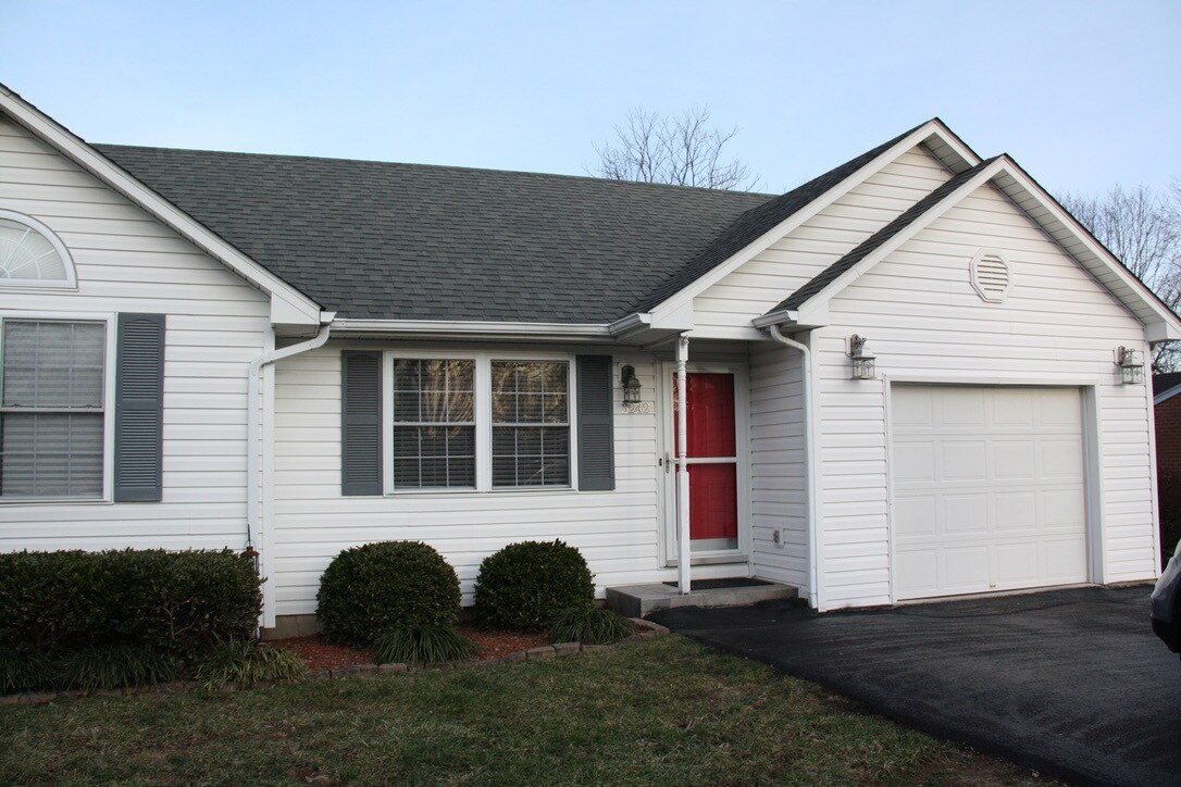 3242 Ledgewood Ave, Cave Spring, VA 24018 House Rental in Cave Spring