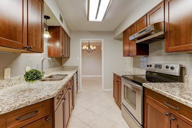 Building Photo - 13316 Trail Hollow Dr