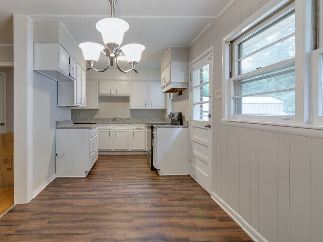 Building Photo - Beautiful renovation! 3bd 2 bath home in S...