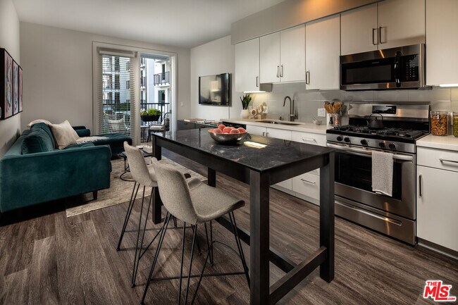 Foto del edificio - 687 S Hobart Blvd