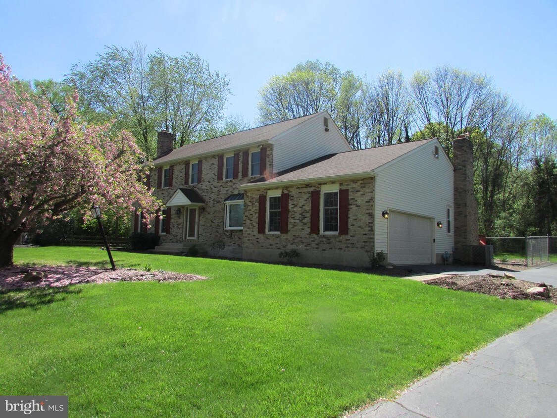 Primary Photo - 10 Shagbark Ct