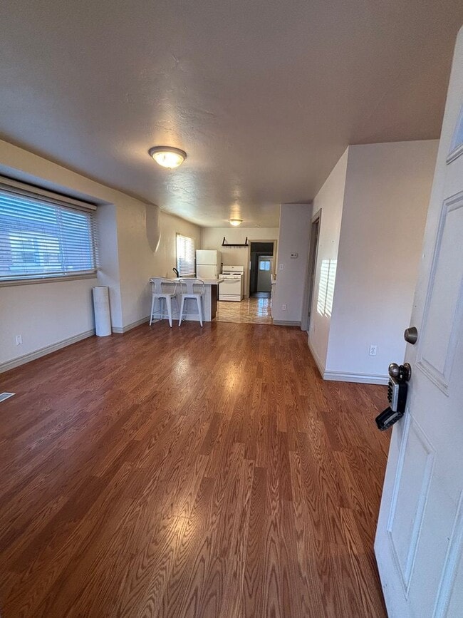 Building Photo - Salt Lake Cottage home 3 bed, 2 baths