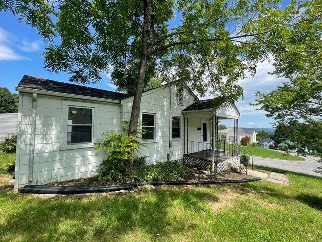 Building Photo - Radford 2 Br/1 Ba, Available Jan. 2nd