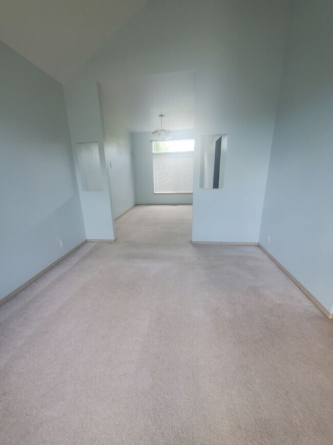 Building Photo - Bright 4BD/2.5BTH Lynnwood Home with Vault...