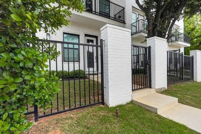 Photo - 703 W Abram St Townhome