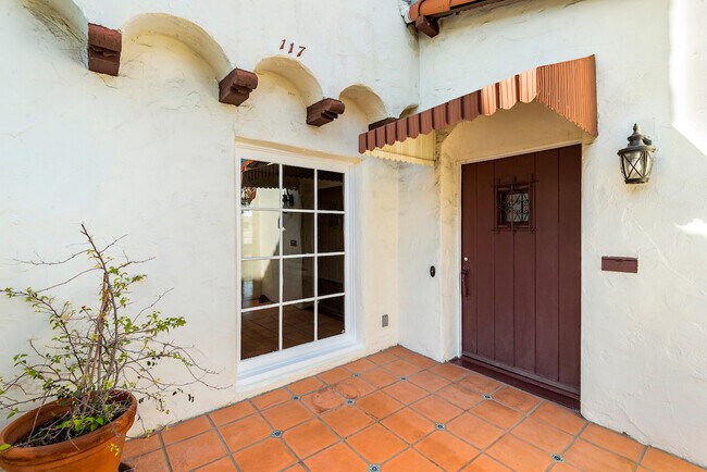 Building Photo - 117 N Orange Dr