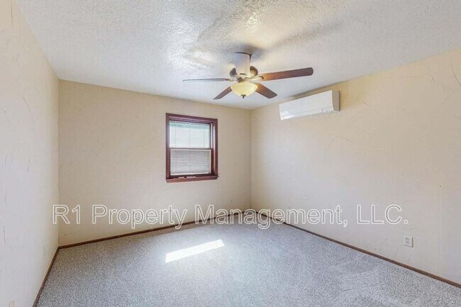 Building Photo - 501 Calle del la Angel