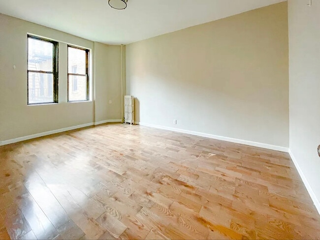 Building Photo - 240 Crown St