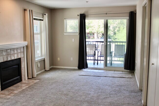 Building Photo - 12345 Roosevelt Way NE