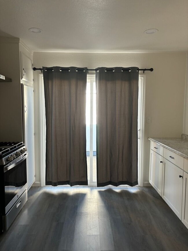 Foto del edificio - Modern & Stylish 2 Bedroom Duplex with Private Yard in Galt!