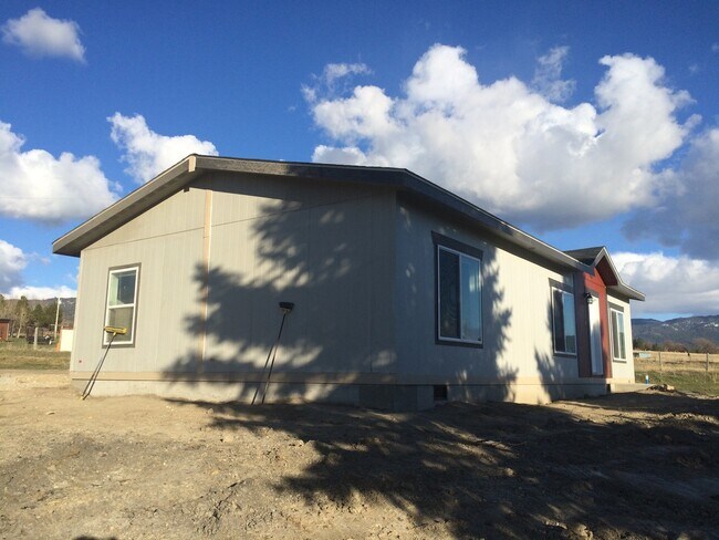 Building Photo - 3 bed 2 bath home sitting on 2 beautiful a...