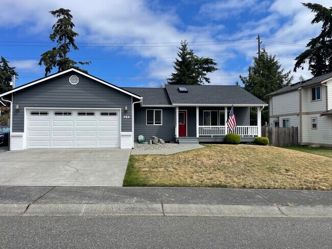 Foto del edificio - Modern Oak Harbor Living with a Fenced Backyard and Easy Commute