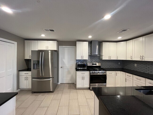 Foto del edificio - Large 3 Bedroom 2.5 Bathroom Home In The NE!