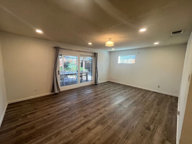 Building Photo - Cozy 4bed 2bath available in Natomas Sacra...