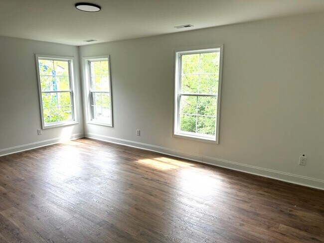 Building Photo - 427 Lakeland St