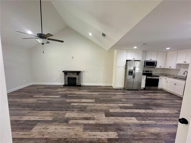 Building Photo - 404 Brookstone Dr