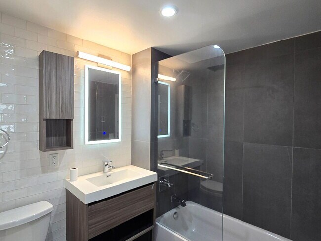 Foto del edificio - "Spacious 2-Bed Oasis with 2 Baths in the Heart of Astoria – 990 Sq Ft of Comfort!"