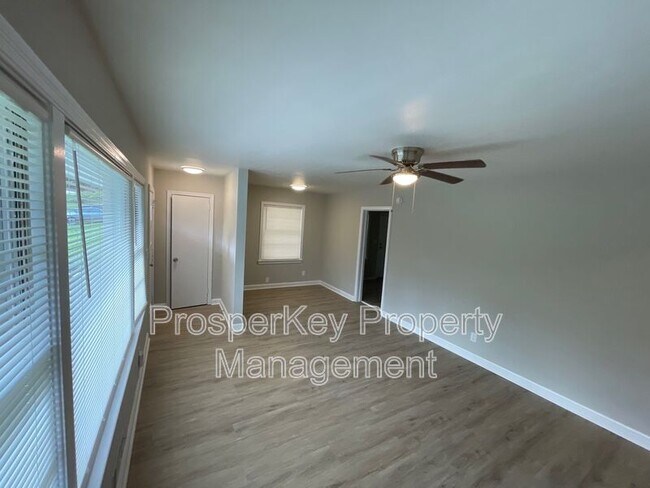 Foto del edificio - 4555 Hillpine Rd
