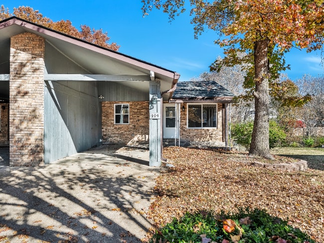 Building Photo - 104 Britanna Dr