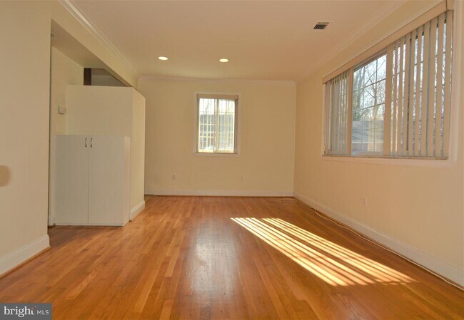 Foto del edificio - 8315 Roanoke Ave