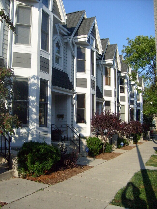 Building Photo - 1623 E Park Pl