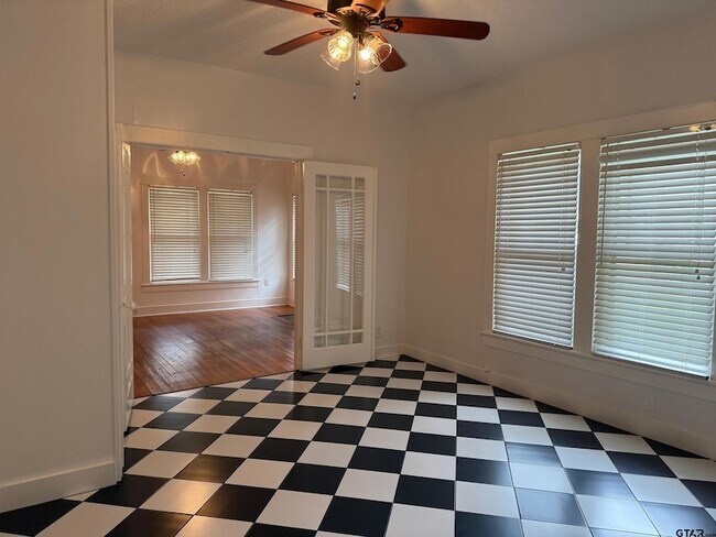 Foto del edificio - 632 Nacogdoches St