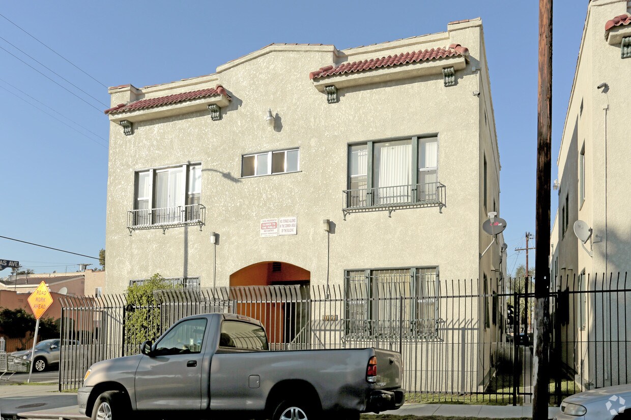 1051-1057 W 42nd Place - 1051-1057 W 42nd Pl