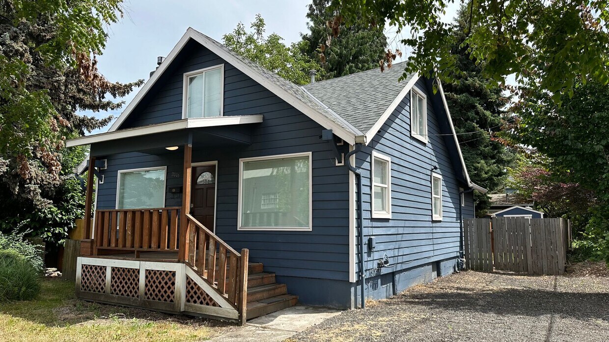 Foto principal - 4bd 2 bath Home in Westmoreland, Portland:...