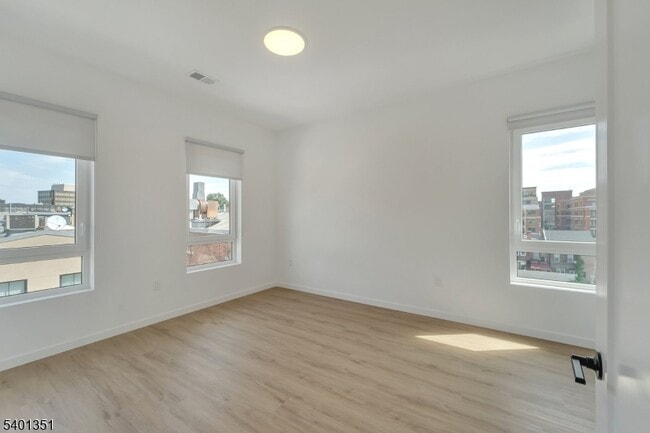 Building Photo - 22 Schuyler Pl