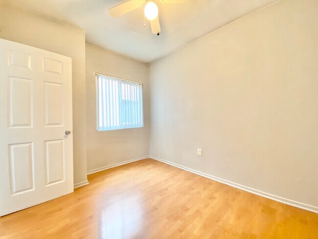 Foto del edificio - 1128 Raymond Ave