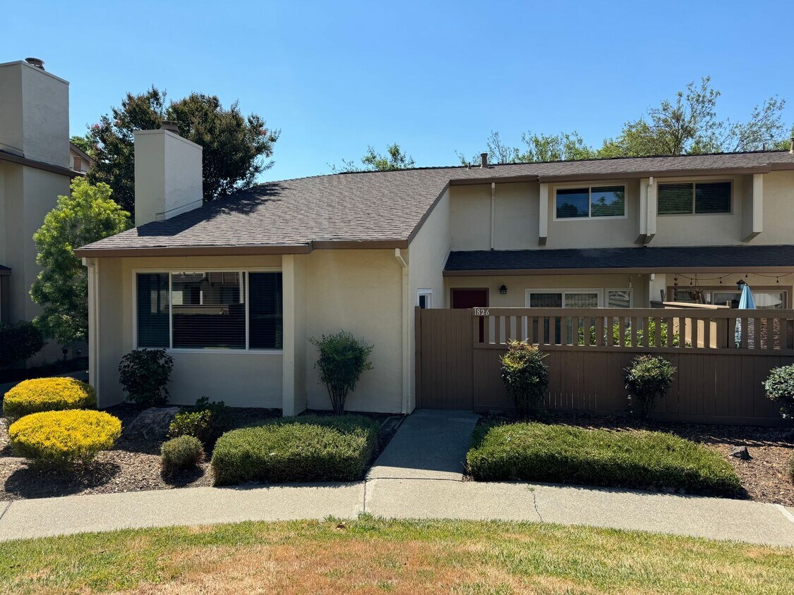 Foto principal - Beautiful two story townhome in Sunset Par...