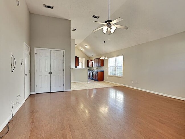 Building Photo - 912 Birchmill Point S