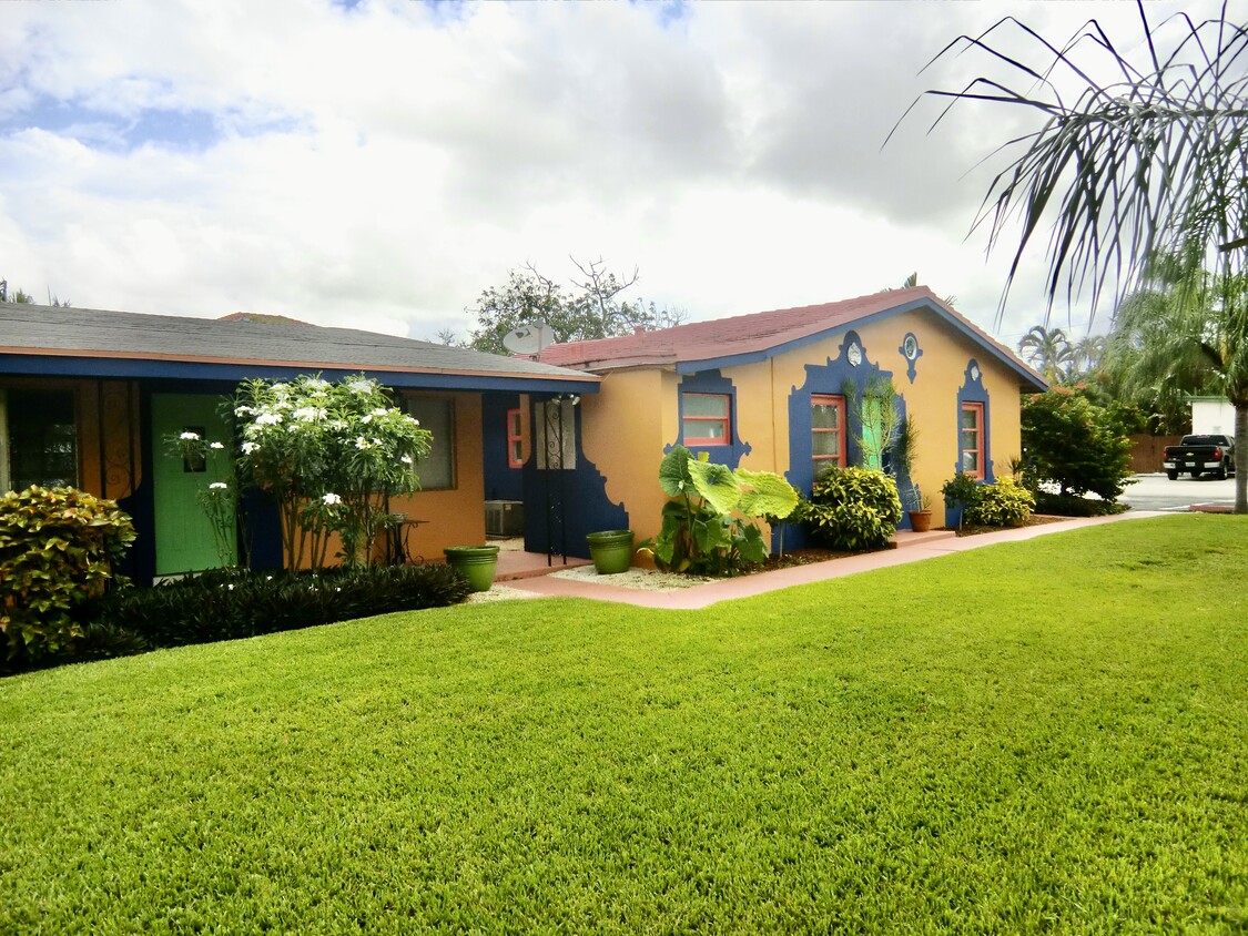 Colorful Cabana Stye Apt - 1177 NE 11th St