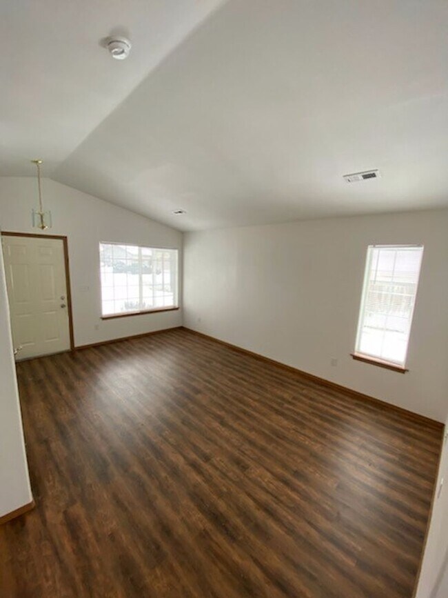 Building Photo - SINGLE FAMILY HOME ON MARIGOLD (APP#120)