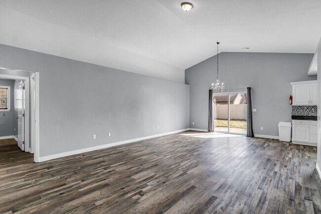 Foto del edificio - 3 Bed Home with Open Layout & High Ceilings