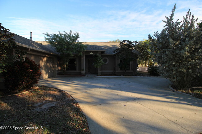 Building Photo - 3154 Lago Vista Dr