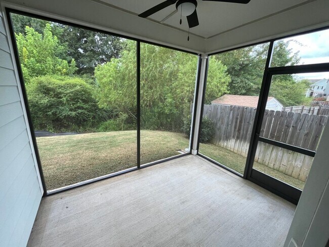 Foto del edificio - Move in Ready: 4 bedroom- 2 bath Beauty! Appliances Included