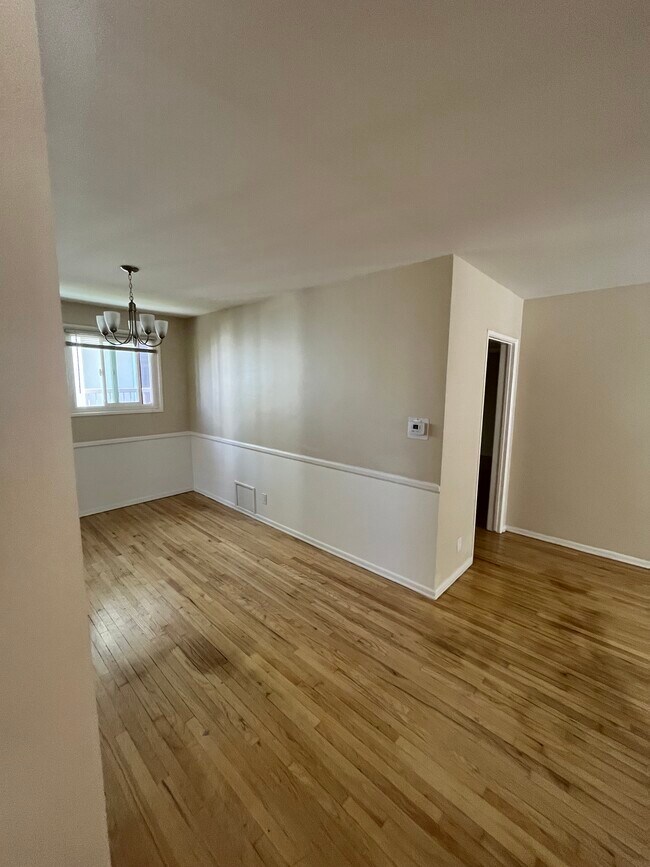 Building Photo - 446 Landfair Ave