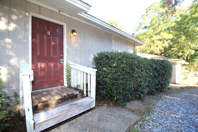 Building Photo - 2BR/1BA Apartment with Wood-Look Flooring,...