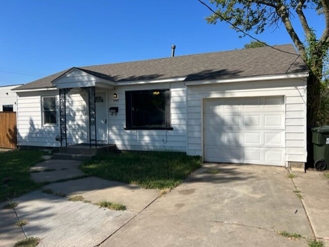 Building Photo - Hardwood, Huge Living, 2 full baths in Norman!