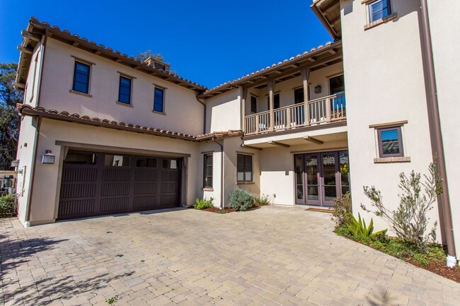Building Photo - Large 5 bed / 5 bath Tuscan Style Home on ...