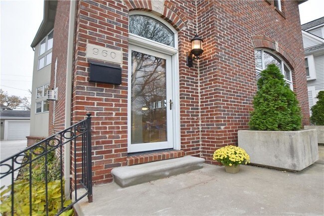 Building Photo - 960 Davis Ave