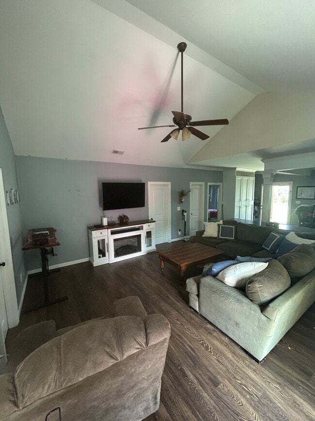 Building Photo - 4 BD/2 BA in Pine Meadows - 1/2 acre fence...