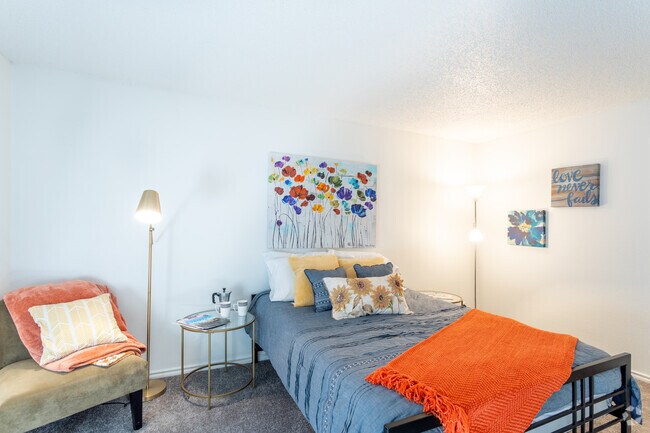 2BR, 2BA - 920SF - Mueller Flats Apartments