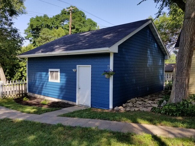 Garage 2 plus - 1403 2nd St