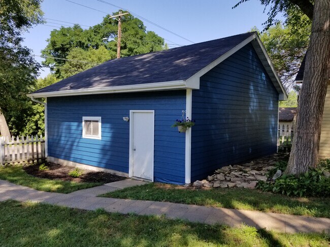 Garaje 2 plus - 1403 2nd St