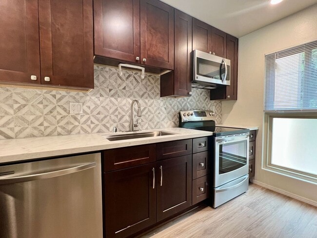 Building Photo - Beautiful Two Story 2Bd 1.5Ba Townhouse Ne...