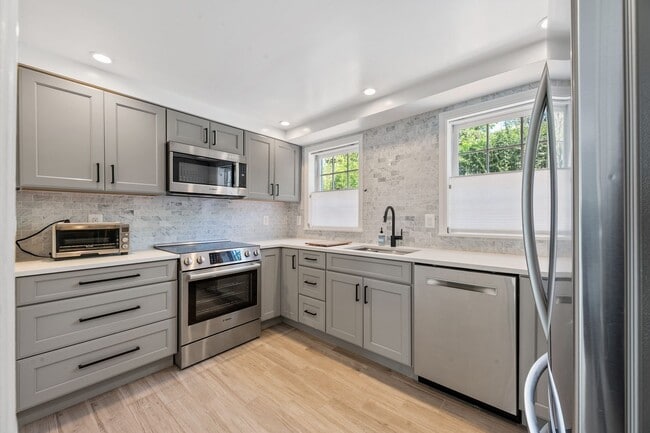 Building Photo - Beautiful & Sunny 2BR Single Family House ...