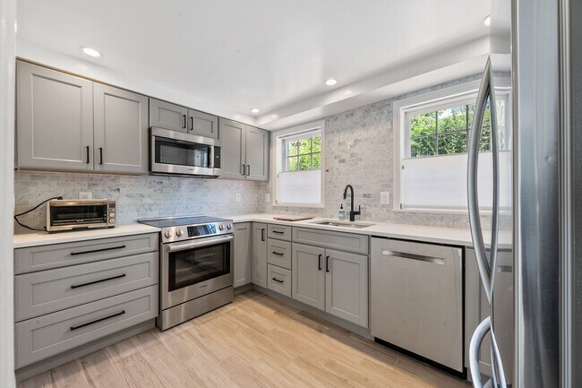 Foto del edificio - Beautiful & Sunny 2BR Single Family House ...